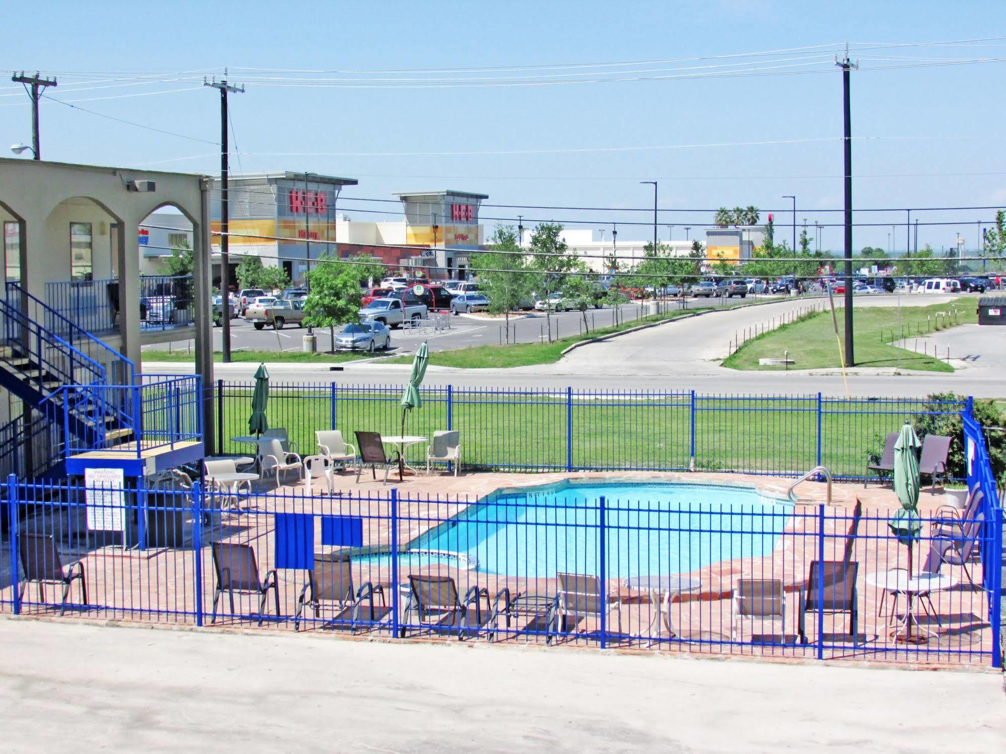 Oyo Hotel San Antonio Lackland Air Force Base West Exterior photo