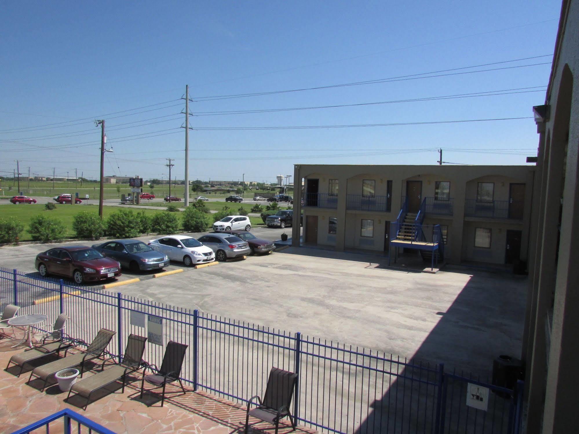 Oyo Hotel San Antonio Lackland Air Force Base West Exterior photo